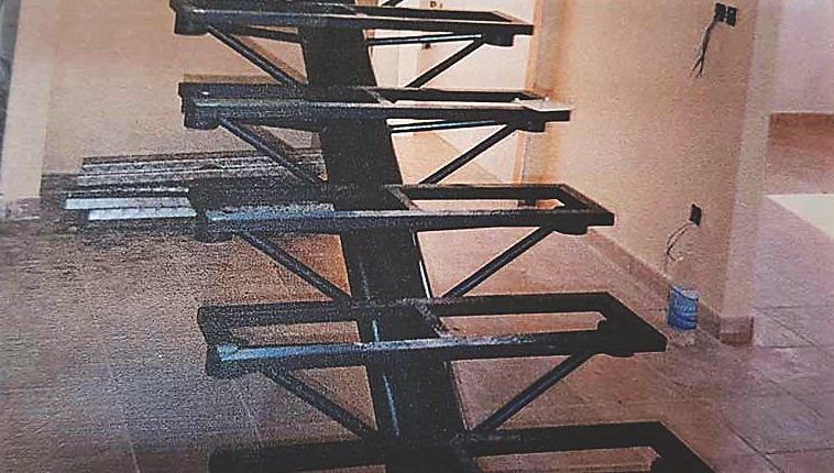 calcetines granja Interpretación Las escaleras de metal son una solución económica y práctica para casa.