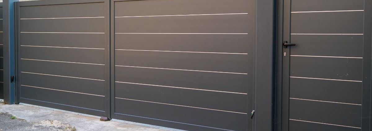 ¿Qué tipos de puertas y ventanas de aluminio ofrece TACEMA?