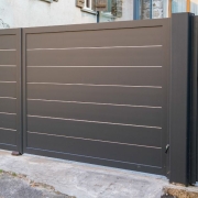 ¿Qué tipos de puertas y ventanas de aluminio ofrece TACEMA?