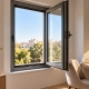 Ventana corredera de aluminio en una vivienda con poco espacio